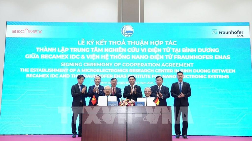 Cérémonie de signature de l'accord de coopération pour établir un centre de recherche en microélectronique à Binh Duong (Sud).