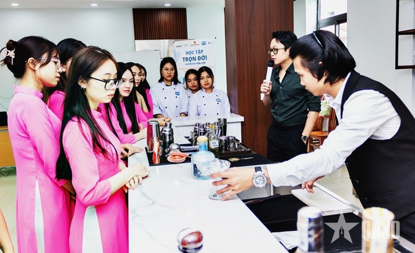Les étudiants du Collège de tourisme de Hanoi pratiquent le métier de barman. Photo: qdnd.vn