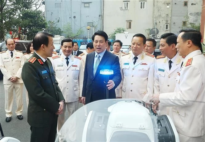 Le président de la République rend visite aux forces de la Garde. Photo. VNA