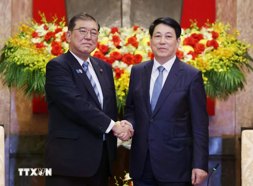 Le président de la République Luong Cuong (droite) reçoit le Premier ministre japonais Ishiba Shigeru. Photo: VNA