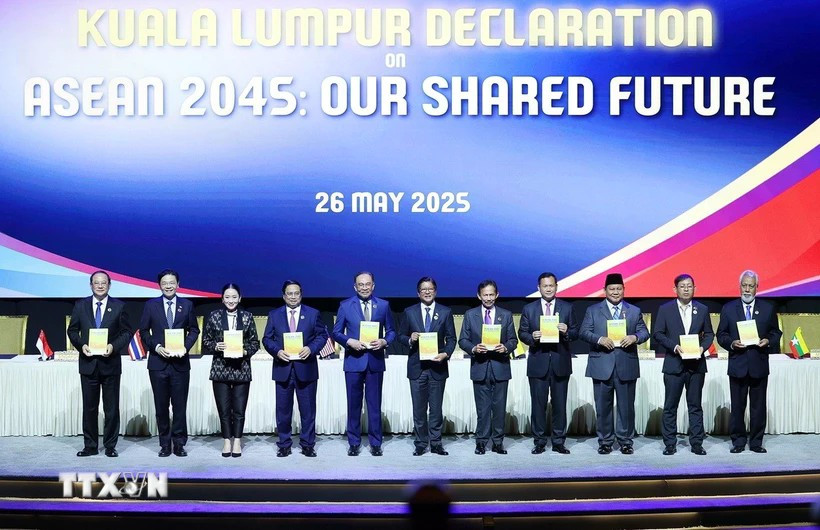 Le Premier ministre Pham Minh Chinh, les dirigeants de l'ASEAN et et du Timor-Leste signent la Déclaration de Kuala Lumpur ASEAN 2045 "Notre avenir commun". Photo: VNA