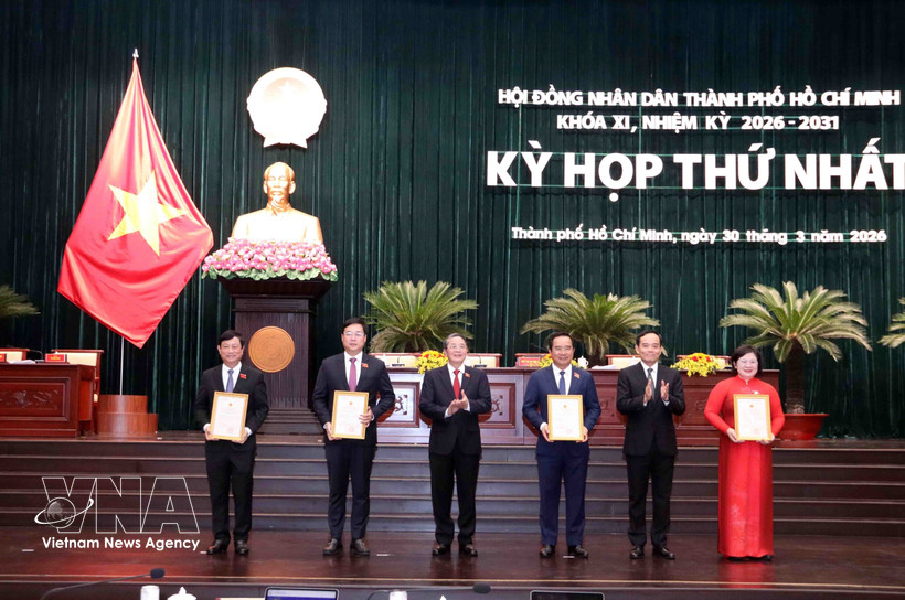 Trân Luu Quang (2e à partir de la droite), membre du Bureau politique et secrétaire du Comité du Parti de Hô Chi Minh-Ville, et Nguyên Duc Hai (3e à partir de la gauche), vice-président de l'Assemblée nationale, remettent les décisions de reconnaissance aux membres du Conseil populaire municipal. Photo: VNA