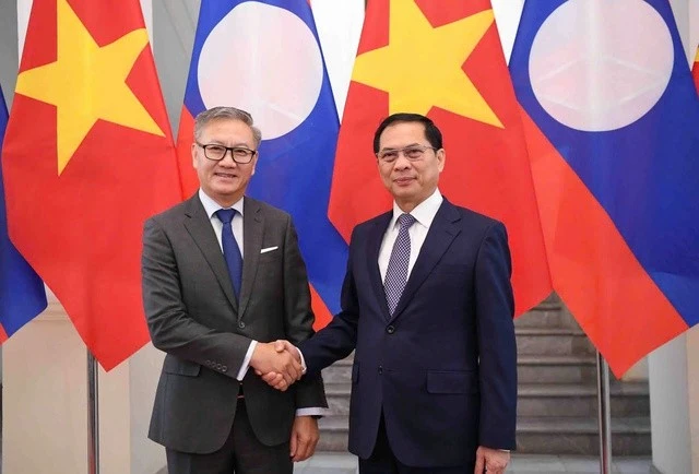 Le vice-Premier ministre et ministre des Affaires étrangères (AE), Bui Thanh Son (à droite) et le ministre lao des AE, Thongsavanh Phomvihane.