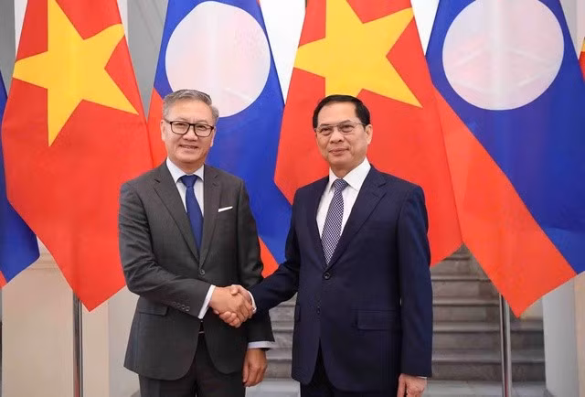 Le vice-Premier ministre et ministre des Affaires étrangères (AE), Bui Thanh Son (à droite) et le ministre lao des AE, Thongsavanh Phomvihane.