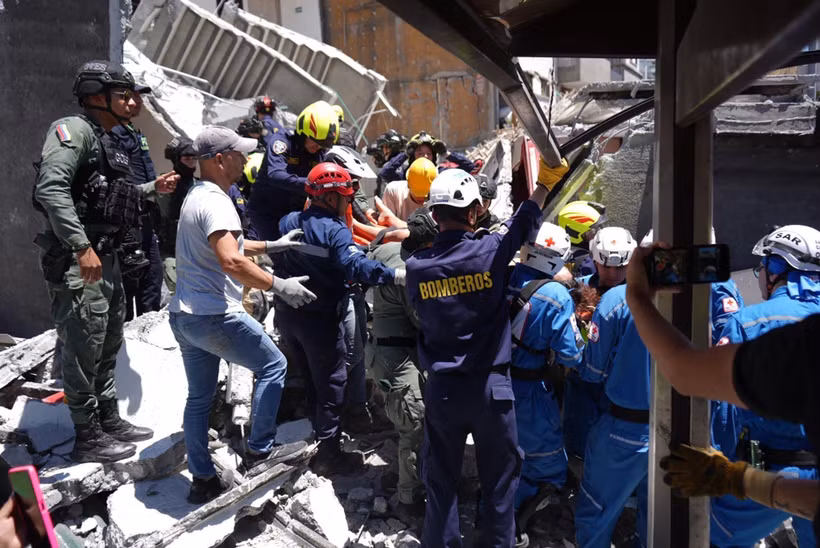 Les secouristes recherchent des victimes dans les décombres d’un immeuble effondré à la suite du séisme, à Manizales, en Colombie, le 10 août 2026. Photo: Xinhua/VNA