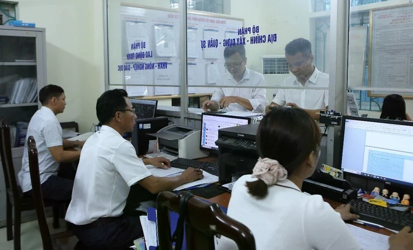 Traitement des procédures administratives au siège du Quartier de Trân Hung Dao, ville de Nam Dinh, province de Nam Dinh. Photo: VNA