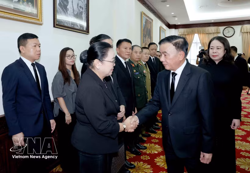 Trân Câm Tu rend hommage à Xaysomphone Phomvihane, au siège de l'ambassade du Laos à Hanoi. Photo: VNA