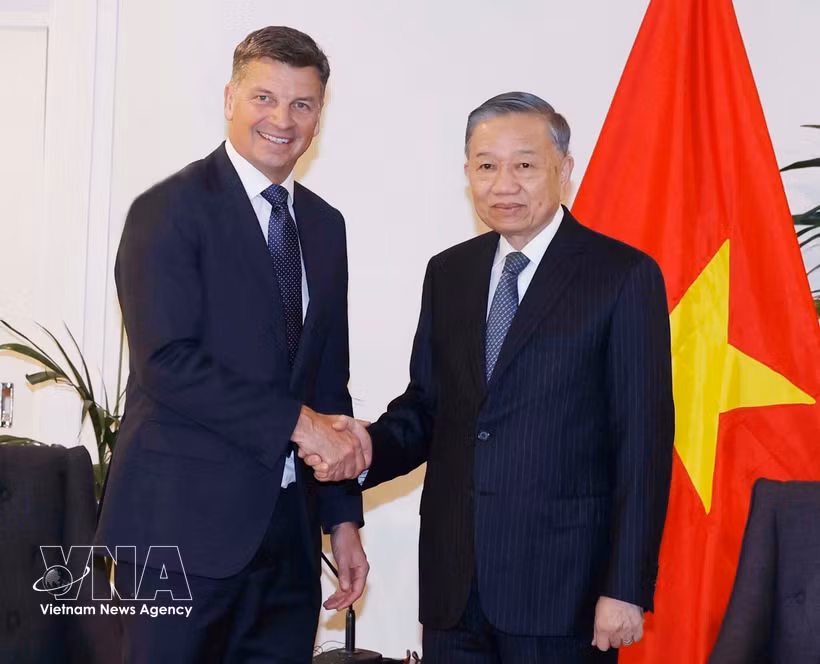 Angus Taylor, chef de l’opposition et président du Parti libéral australien et le secrétaire général du Parti et président de la République Tô Lâm (droite), en août 2026 en Australie. Photo: VNA