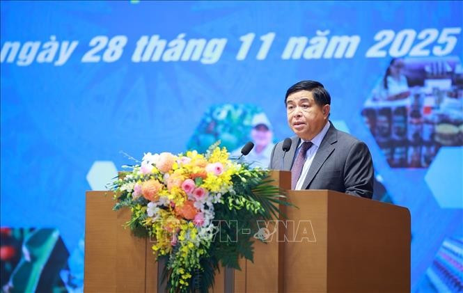 Le vice-Premier ministre Nguyên Chi Dung s'exprime lors du forum. Photo: VNA