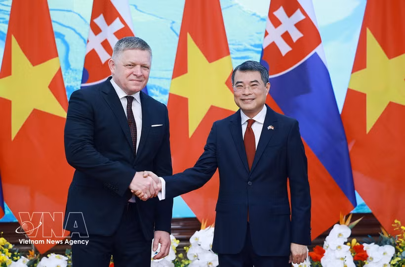 Le Premier ministre Lê Minh Hung (droite) et son homologue slovaque, Robert Fico. Photo: VNA