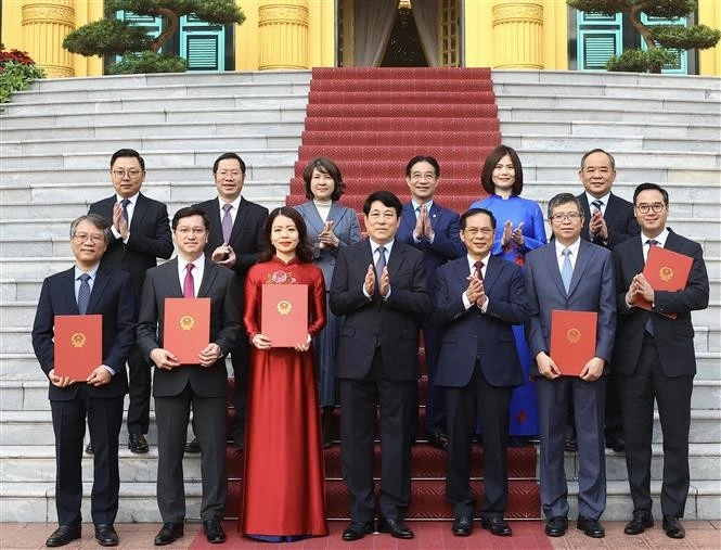 Les nouveaux ambassadeurs vietnamiens officiellement investis de leurs fonctions par le chef de l'Etat. Photo: VNA