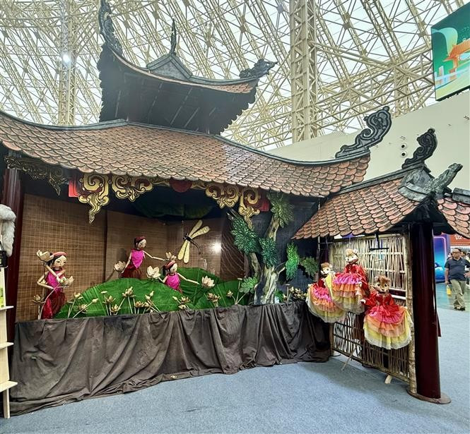 Conçu comme un « petit pavillon aquatique » et orné de marionnettes pleines de charme et d’esprit, le stand du Théâtre national de marionnettes du Vietnam s’est imposé comme l’un des points d’attraction culturels majeurs de la Foire d’automne 2025. Photo: VNA