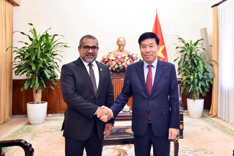 Le vice-ministre des Affaires étrangères (AE), Nguyên Manh Cuong (droite) et son homologue des Maldives, Abdulla Khaleel.