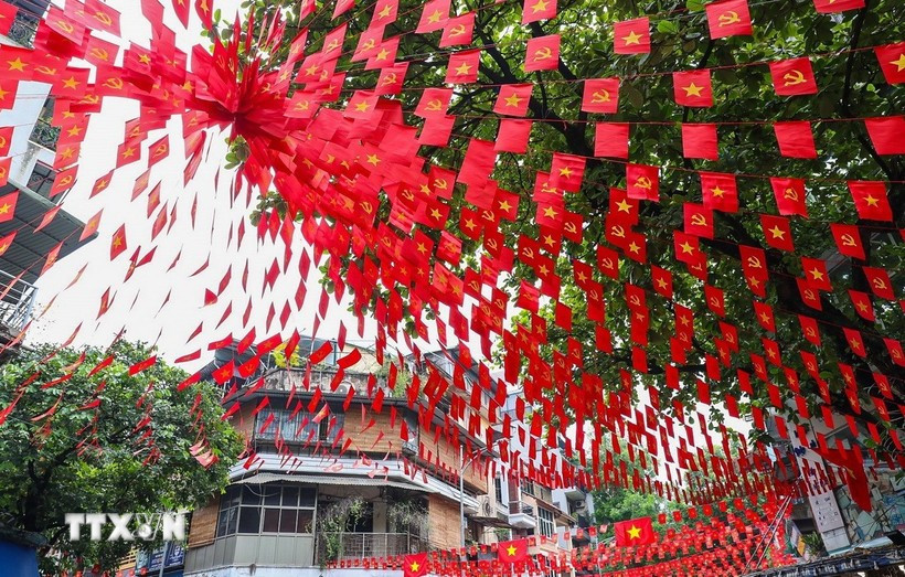 Une rue de Hanoï parée de rouge avec les drapeaux nationaux à l'approche de la Fête nationale. Photo: VNA