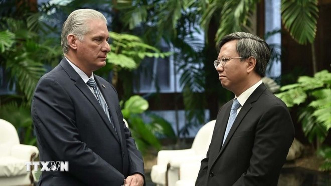 Le Premier secrétaire du Parti communiste de Cuba (PCC) et président de Cuba, Miguel Díaz-Canel Bermúdez, et l'ambassadeur du Vietnam à Cuba, Lê Quang Long (droite). Photo: VNA