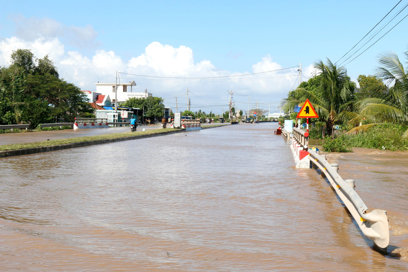 La Route nationale 1A traversant la commune de Hông Sơn (province de Lâm Dông) est profondément inondée. Photo : VNA.