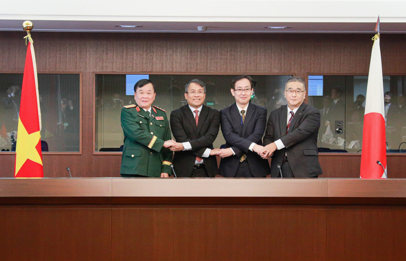 Le général de corps d’armée Hoang Xuân Chiên, vice-ministre de la Défense, Nguyên Minh Vu, vice-ministre permanent des Affaires étrangères, et leurs homologues japonais. Photo: VNA