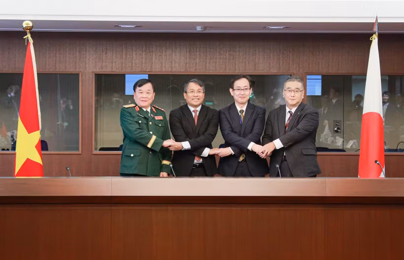 Le général de corps d’armée Hoang Xuân Chiên, vice-ministre de la Défense, Nguyên Minh Vu, vice-ministre permanent des Affaires étrangères, et leurs homologues japonais. Photo: VNA