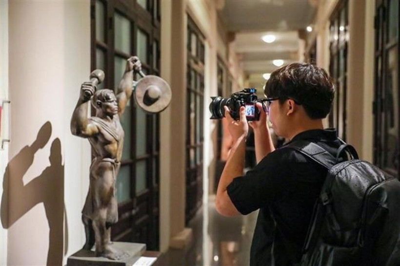 Les visiteurs pourront explorer les collections du musée à la nuit tombée et profiter d’un riche mélange d’art et d’expériences interactives. Photo: VNA 