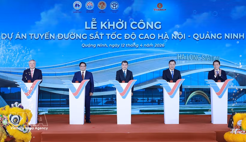Le Premier ministre Lê Minh Hung et des délégués présents à la cérémonie de lancement des travaux de la ligne ferroviaire à grande vitesse reliant Hanoï à la province de Quang Ninh (Nord), première infrastructure de ce type à vocation interrégionale au Vietnam. Photo: VNA