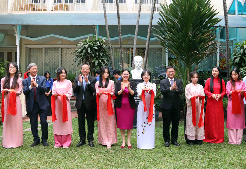Cérémonie d'inauguration d'un buste du héros national cubain José Martí à Ho Chi Minh-Ville. Photo: VNA