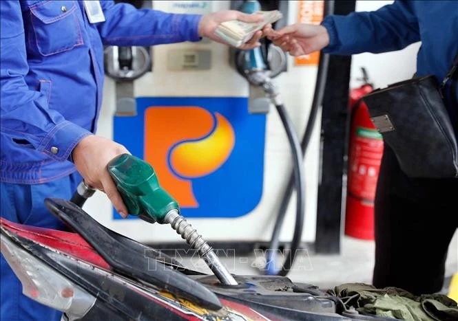 Les prix de l’essence en légère baisse avant le Têt. Photo: VNA