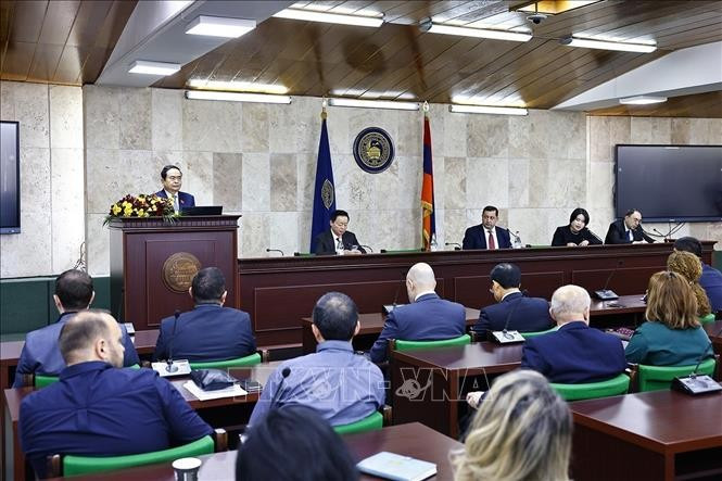 Le président de l'AN Trân Thanh Mân à l'Université d'Erevan. photo: VNA