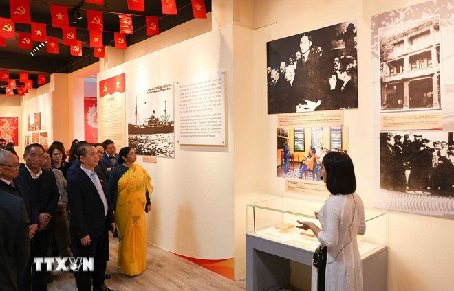 Vernissage de l'exposition thématique « Parti communiste du Vietnam - Jalons historiques ». Photo: VNA