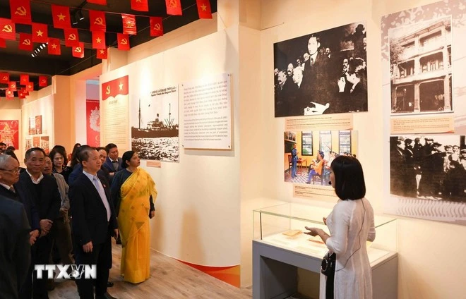 Vernissage de l'exposition thématique « Parti communiste du Vietnam - Jalons historiques ». Photo: VNA