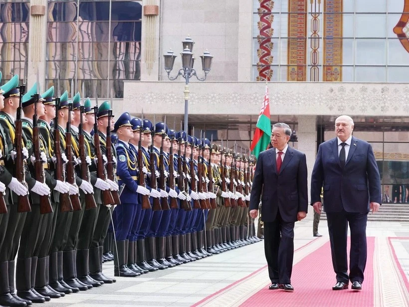 Le président biélorusse, Alexandre Loukachenko et le secrétaire général du Parti, Tô Lâm (gauche), en visite d’État en Biélorussie. Photo: VNA