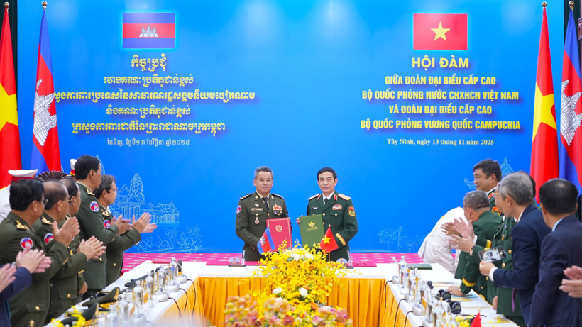 Le général Phan Van Giang, ministre vietnamien de la Défense (droite) et son homologue cambodgien, le général Tea Seiha, vice-Premier ministre et ministre de la Défense du Cambodge. Photo: VNA