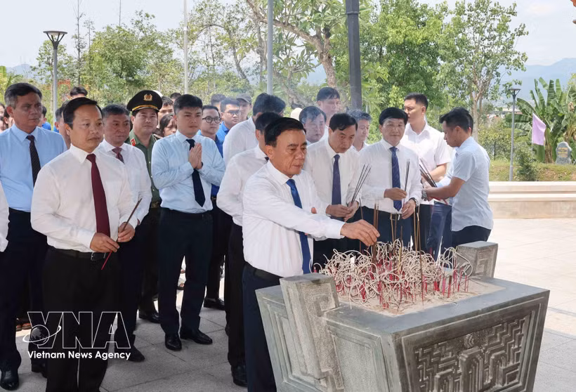 Tran Cam Tu, membre du Bureau politique et permanent du Secrétariat du Comité central du Parti, conduit une délégation pour aller rendre hommage aux martyrs tombés sur le champ de bataille de Dien Bien Phu. Photo: VNA
