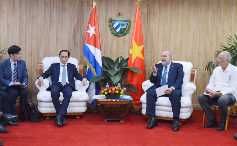 Le ministre des Affaires étrangères Lê Hoai Trung (gauche) et le Premier ministre cubain Manuel Marrero Cruz. Photo: VNA