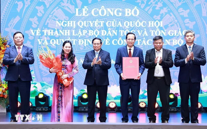 Le Premier ministre Pham Minh Chinh remet la décision de créer le ministère des des Affaires ethniques et religieuses à ses responsables. Photo: VNA
