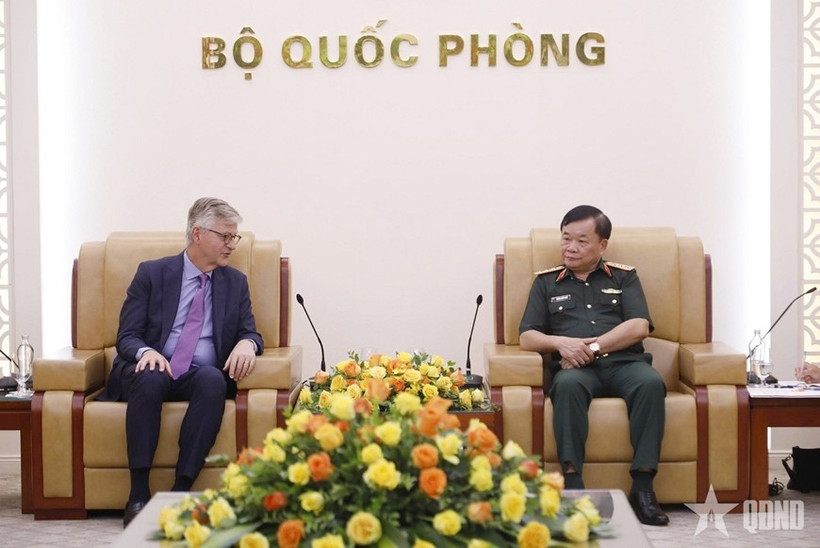Le général de corps d’armée Hoang Xuân Chiên, vice-ministre de la Défense, reçoit le vice-secrétaire général de l’ONU, Jean-Pierre Lacroix. Photo: qdnd.vn