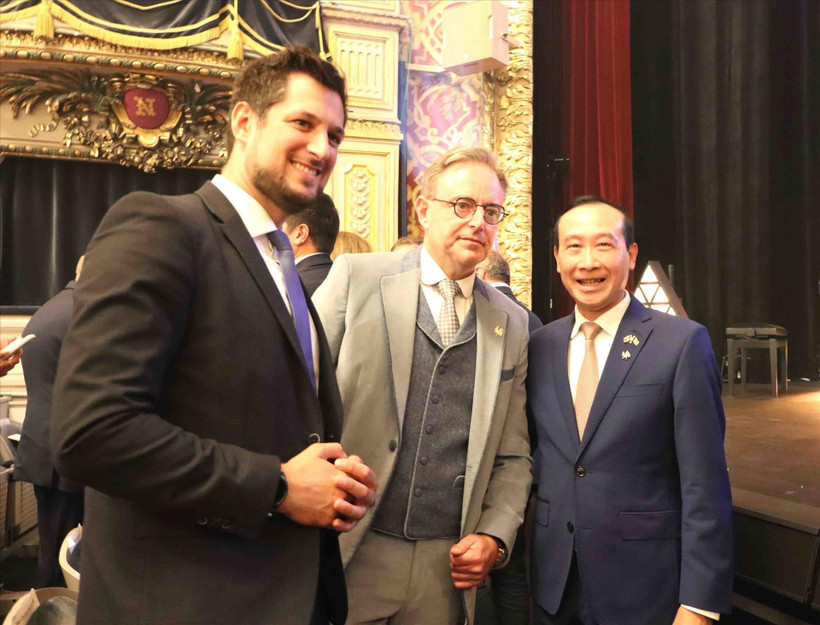 Le ministre-président de Wallonie Adrien Dolimont, le Premier ministre belge Bart De Wever et l'ambassadeur nguyên Van Thao. Photo: VNA
