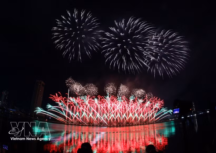 L’équipe vietnamienne Z121 Vina Pyrotech a confirmé son savoir-faire avec une prestation fortement inspirée de l’identité nationale. Photo: VNA