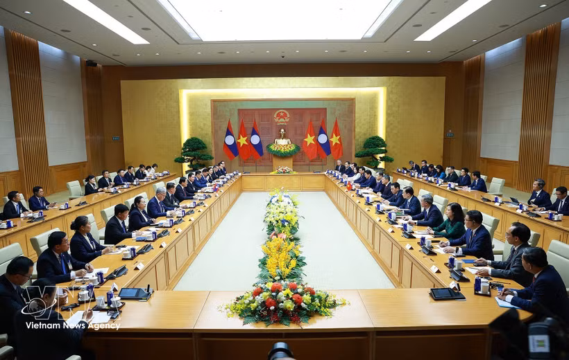 Les deux chefs de gouvernement s'entretient afin d’examiner les relations bilatérales et les orientations de coopération pour les années à venir. Photo: VNA