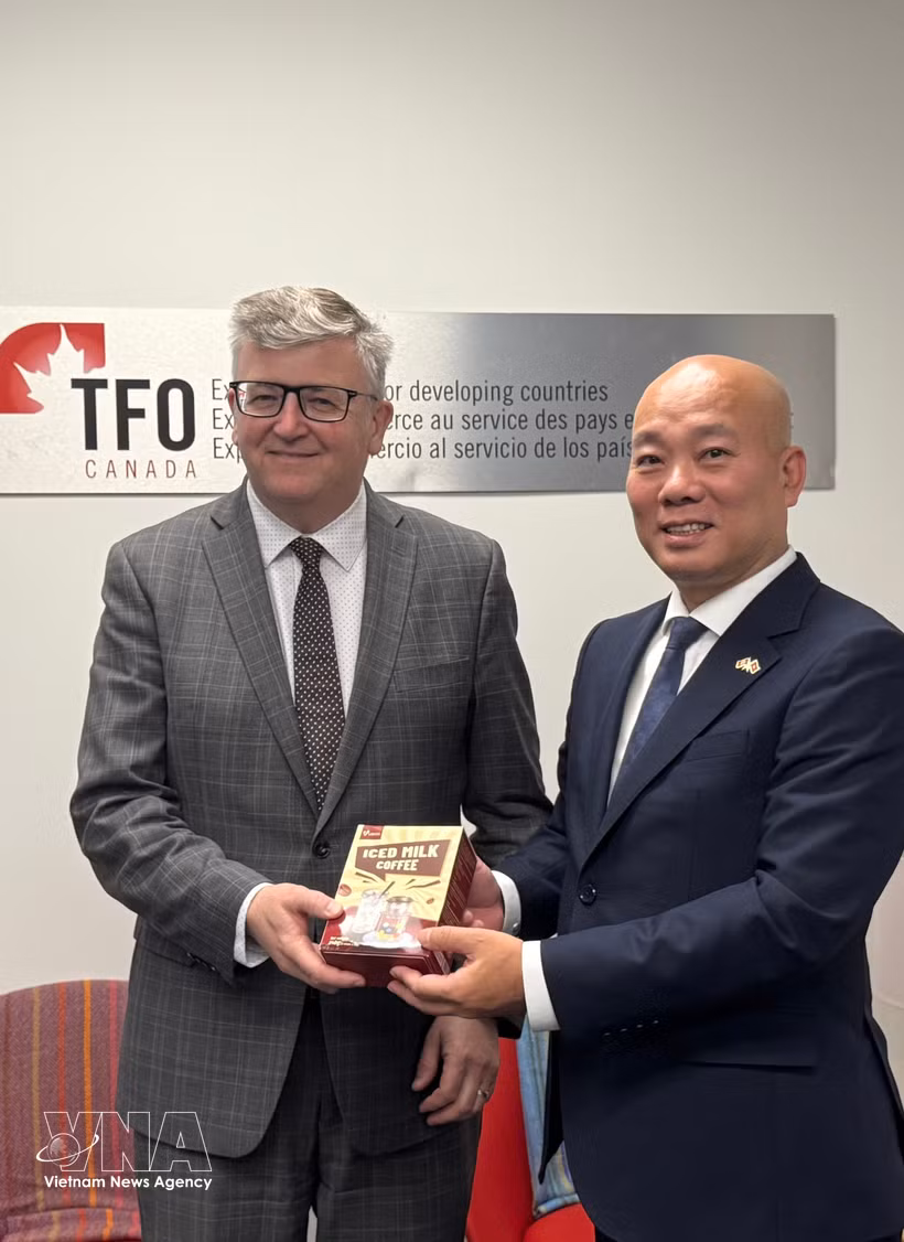 Vu Ba Phu, directeur de Vietrade (droite) et Steven Tipman, directeur exécutif de TFO Canada. Photo : VNA