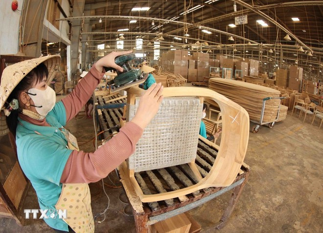 Production des meubles en bois pour les exportations. Photo: VNA
