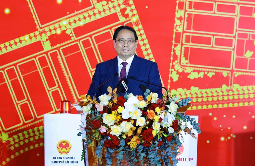 Le Premier ministre Pham Minh Chinh s'exprime lors de la cérémonie de lancement de deux projets d'envergure à Hai Phong. Photo: VNA