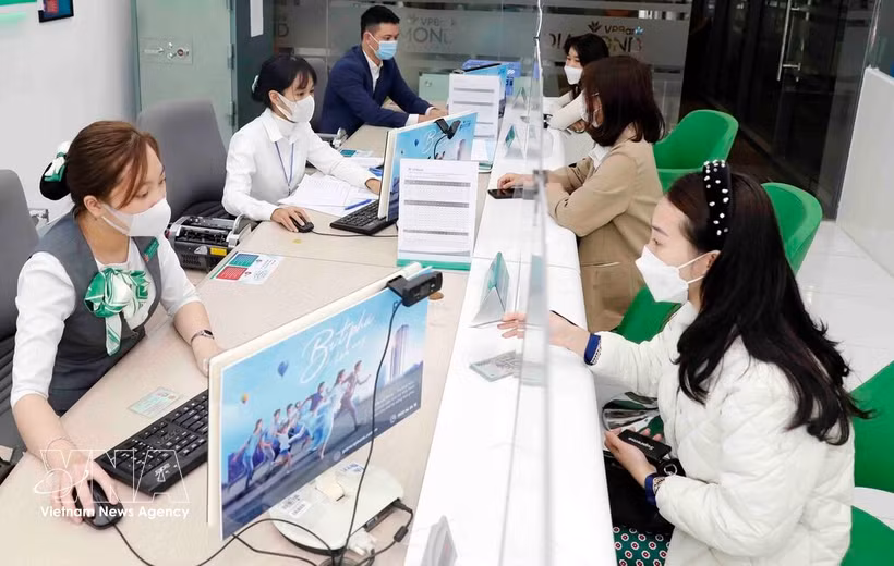 Transaction dans une banque. Photo: VNA