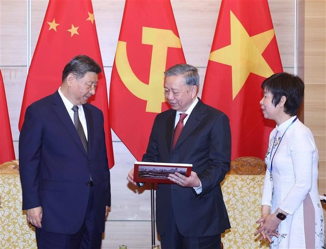 Le secrétaire général du PCV Tô Lâm offre au secrétaire général du PCC et président Xi Jinping un livre photo de l'Agence vietnamienne d'Information (VNA), comprenant des photos des visites de Xi Jinping au Vietnam. Photo: VNA