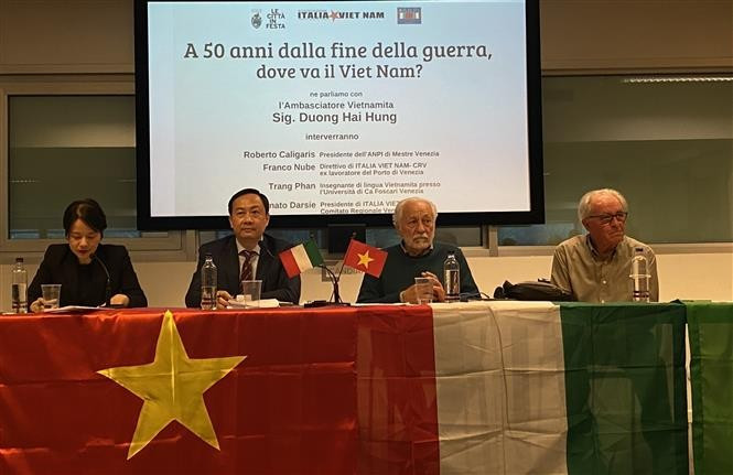 L’ambassadeur du Vietnam en Italie, Duong Hai Hung, lors d’un séminaire à Mestre. Photo: VNA