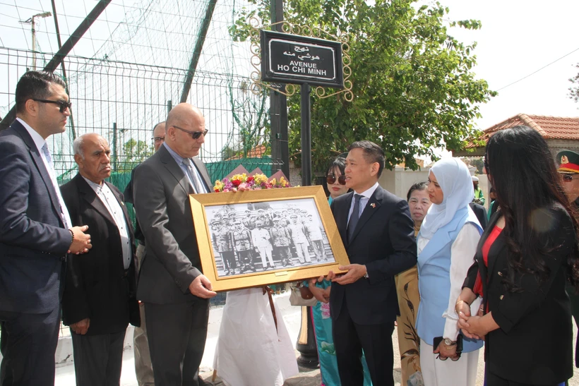 L'ambassadeur du Vietnam, Trân Quôc Khanh, remet à Djamel Belamou, président du quartier Rais Hamidou où se trouve l'avenue Hô Chi Minh à Alger, une photo de l'Oncle Ho recevant une délégation algérienne en visite au Vietnam en 1958. Photo: VNA
