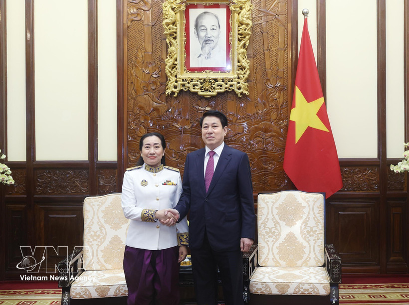Le président de la République, Luong Cuong (droite) et l’ambassadrice du Cambodge, Touch Pharat. Photo: VNA