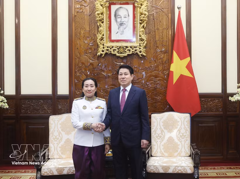Le président de la République, Luong Cuong (droite) et l’ambassadrice du Cambodge, Touch Pharat. Photo: VNA