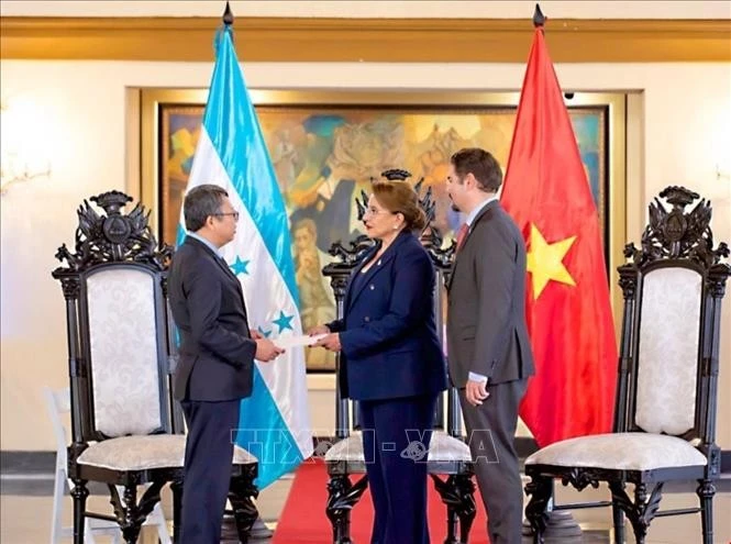 L’ambassadeur du Vietnam au Mexique et au Honduras, Nguyên Van Hai, présente les lettres de créance du président Luong Cuong à la présidente hondurienne Xiomara Castro. Photo: VNA