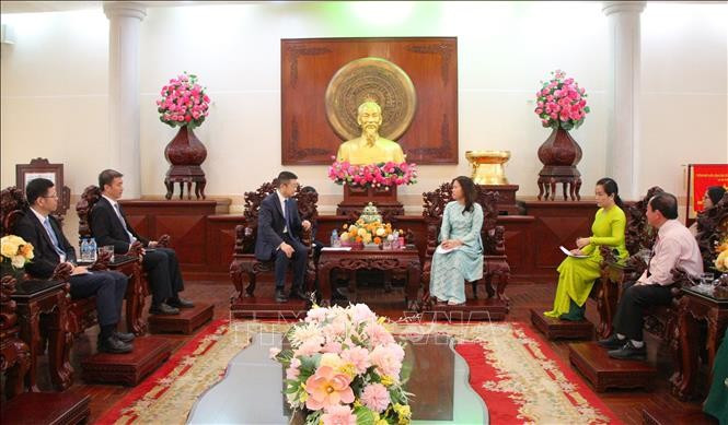 Nguyên Thi Ngoc Diêp, vice-présidente du Comité populaire de Can Tho (droite) et Tang Li, consul général de Chine à Hô Chi Minh-Ville. Photo: VNA