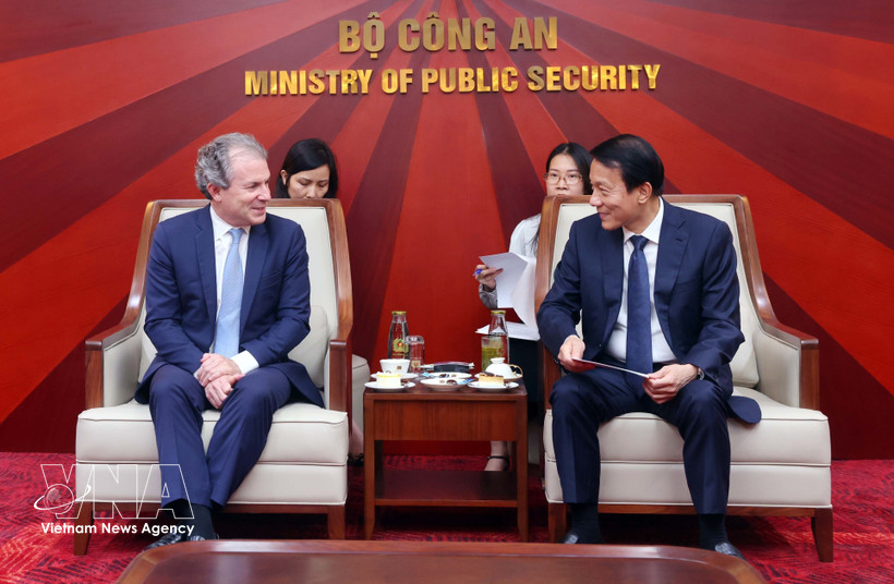 Le général Luong Tam Quang, membre du Bureau politique, ministre de la Sécurité publique (droite) et Daniel Rosen, directeur exécutif du groupe Rosen Partners (États-Unis). Photo: VNA